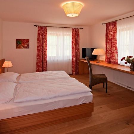 Gastehaus Schloss Bernau Hotel Fischlham Quarto foto