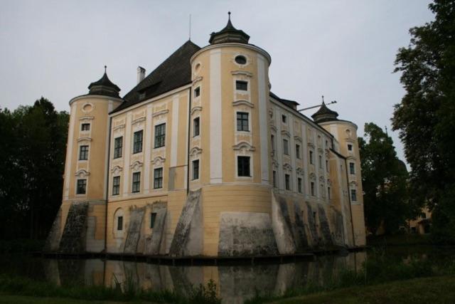 Gastehaus Schloss Bernau Hotel Fischlham Exterior foto