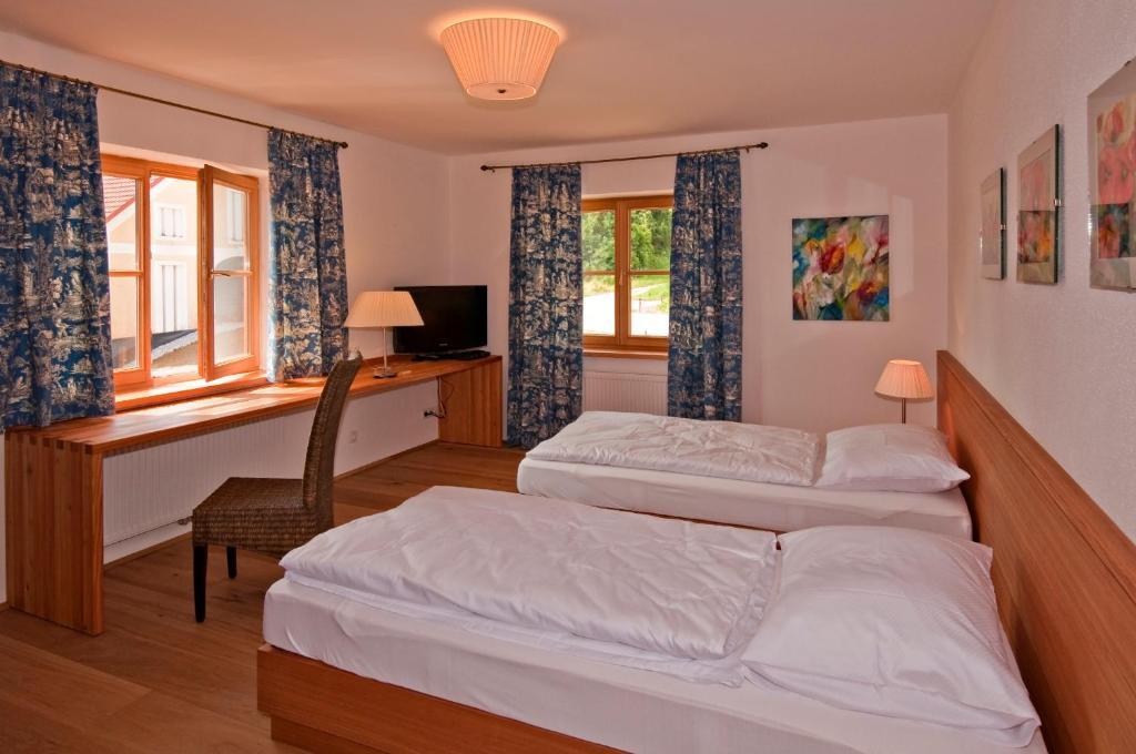 Gastehaus Schloss Bernau Hotel Fischlham Quarto foto